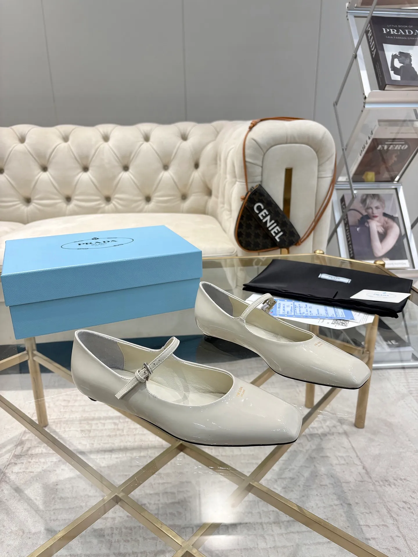👟👟Ex-factory price 580👟👟 (imitation leather bottom-20) New arrival 👉Ready stock👈Remove the original board and make a 1:1 replica‼ ️ The highest version of Prada's early spring catwalk hot style 😘The latest spring style Retro Mary Jane series Genuine leather sole, simulated leather sole, a must-have for goddesses Super comfortable on the feet, reducing age 👉The upper is made of imported cowhide leather, comfortable and small square toe, retro and playful, lining + foot pads, imported sheepskin lining, breathable and comfortable (1.5 high small insert heel) ) Matched private model buckle (all original logos) Size 35M-39M (34 40 41 42 customized, non-returnable and non-exchangeable)